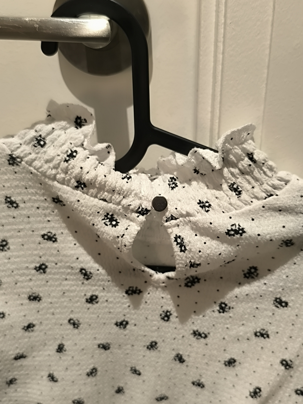 Suzy Shier White Long-Sleeve Smocked Top with Black Floral Dots - Picture 3 of 3